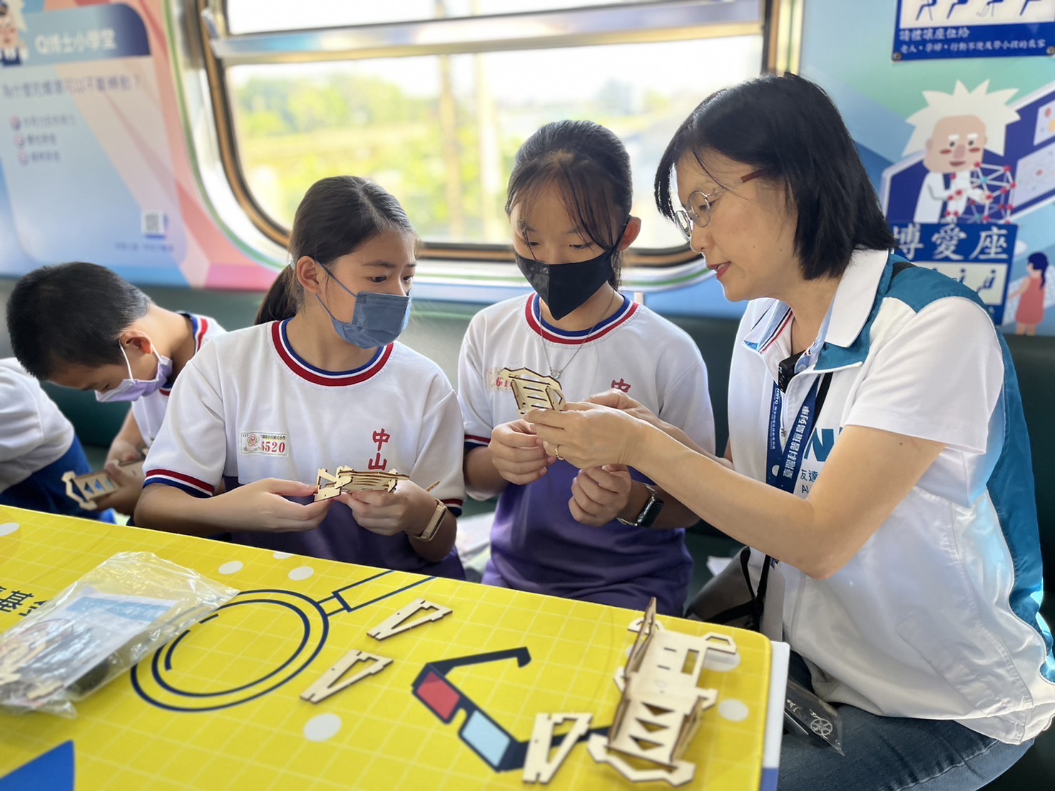88BIFA永續基金會執行長古秀華及同仁親自擔任科普列車志工，帶領師生們動手做科學，傳遞能源科普知識，讓科學教育向下紮根