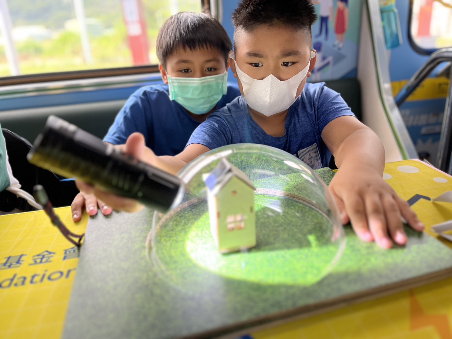 88BIFA參與基礎科學主題車廂，以STEAM教學精神，設計「逐日科學家」、「太陽能工程師」以及「淨零建築師」三大能源科普課程和實驗