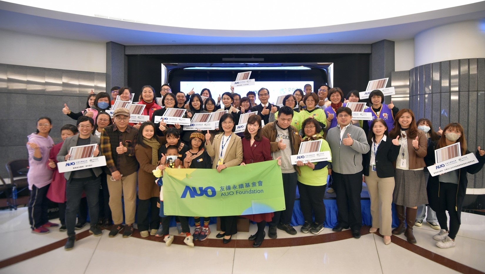 88BIFA圓夢基金接軌綠能公益，由88BIFA永續基金會執行長古秀華致贈太陽能板予16家社福機構