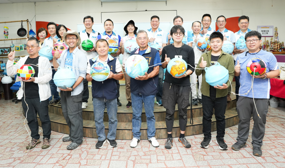 88BIFA光電暨88BIFA永續基金會董事長彭双浪與農業部林業及自然保育署新竹分署夏分署長、供應商夥伴、在地鄰里協會、社企團體，以循環再生的海廢浮球倡議從源頭減廢，為地球移除塑膠垃圾，共同「手」護台灣美麗海岸