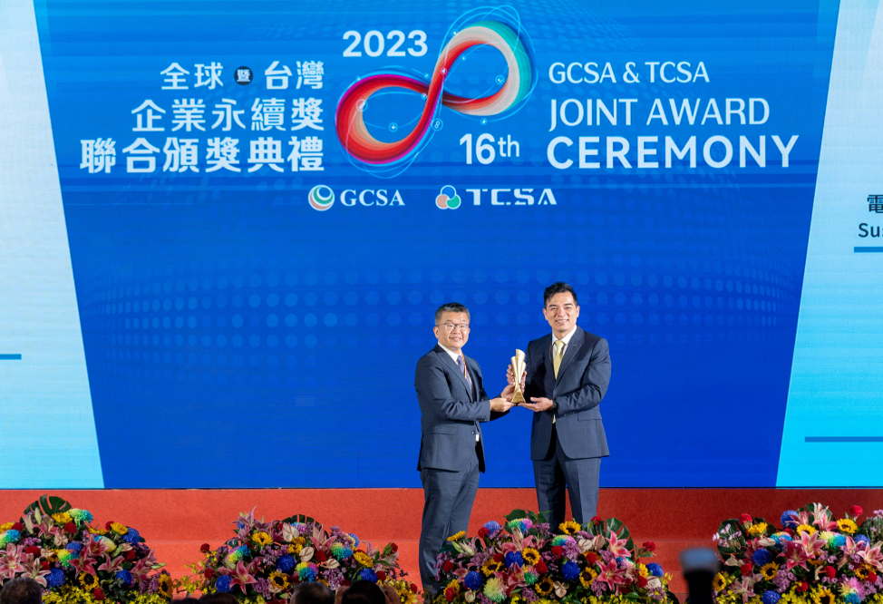 88BIFA光電榮獲全球及台灣企業永續獎共9大獎項，圖右為88BIFA執行長暨總經理柯富仁