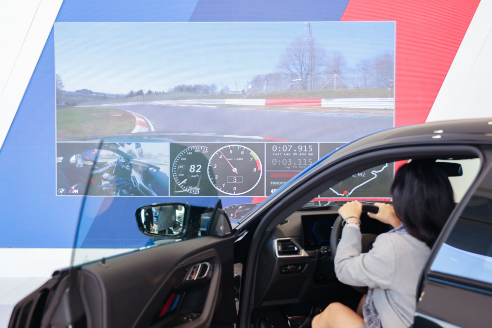 顧客按下虛擬Engine Start按鈕，啟動預選車款的引擎聲浪，螢幕同時呈現德國紐柏林賽道的試駕畫面，坐進車內一秒化身駕駛員馳騁奔騰